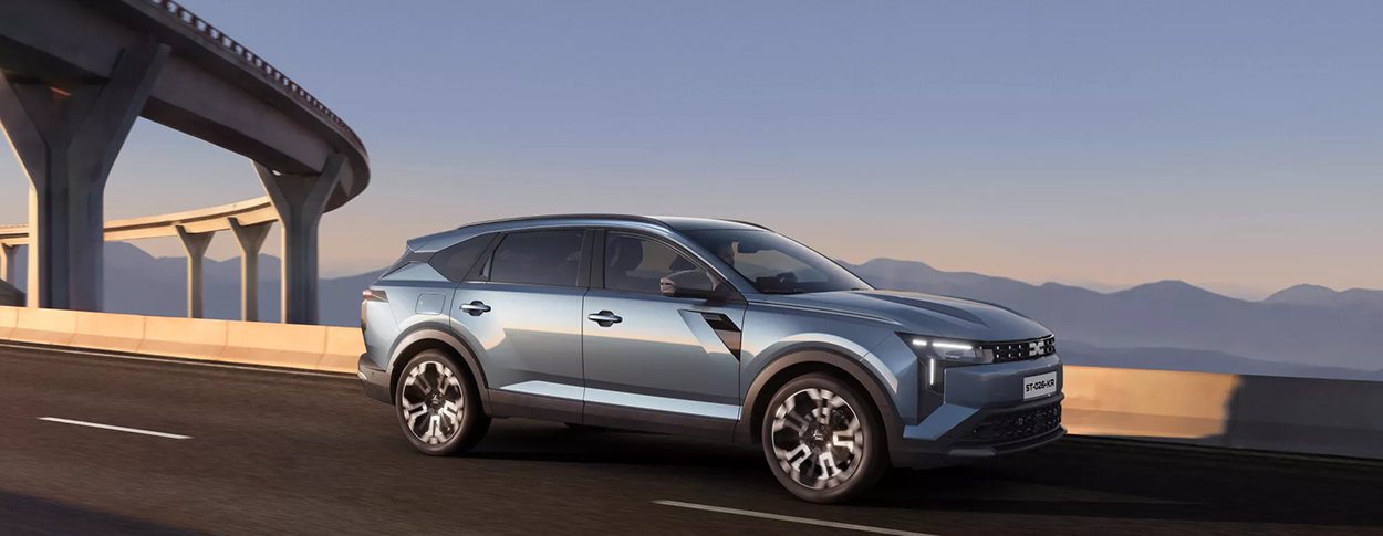 Dacia Striker vue de profil en essai sur route