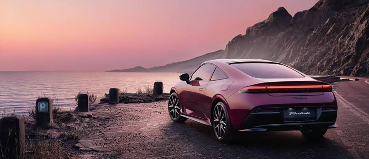 Honda prélude face arrière stationnée face à la mer