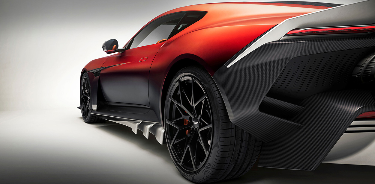 Aston Martin Valen vue trois-quarts arrière avec carrosserie dégradée rouge et noir, jantes en alliage et imposant diffuseur en fibre de carbone