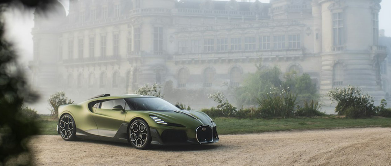 Bugatti Brouillard arrive devant le chateau de Chantilly