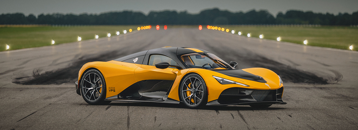 Zenvo Aurora Tur posé sur une piste d'aviation