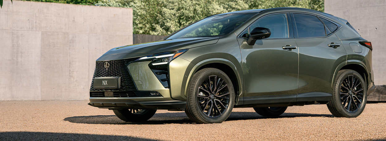 Lexus NX 350  h couleur verte en static devant un  mur