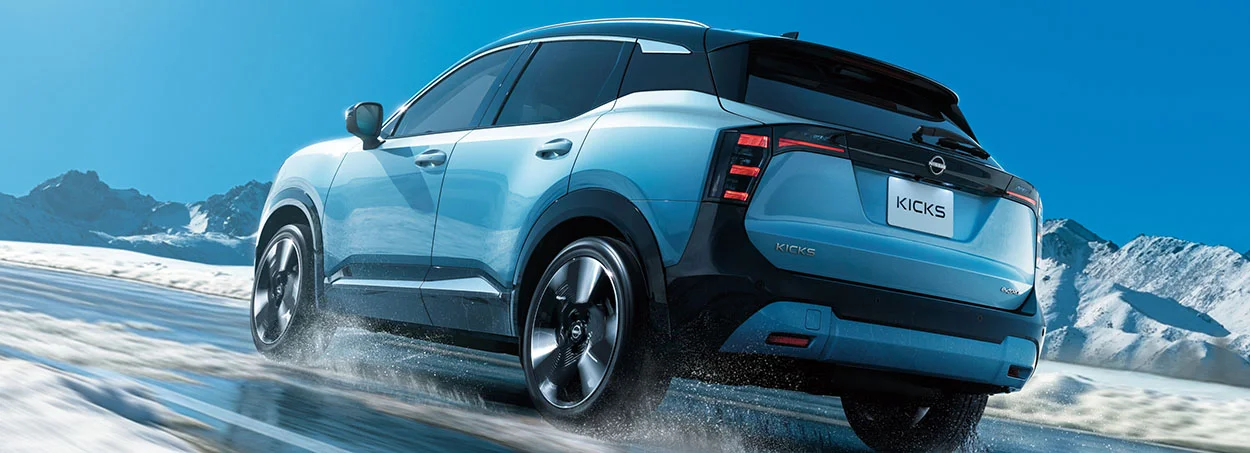 Nissan Kicks bleu et noir sur une route enneigée