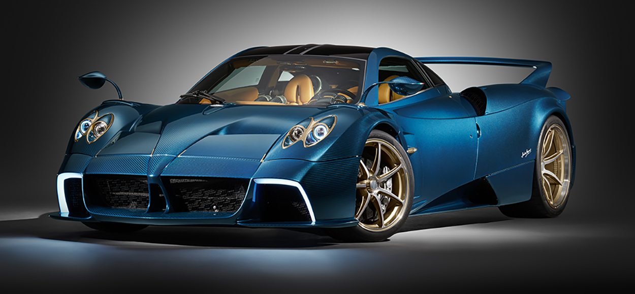 Pagani bleue de face en studio