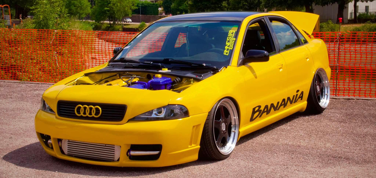 Audi A4  jaune et noir capot enlevé