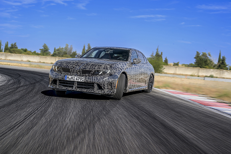 BMW M3 en tenue de camouflage en drift sur piste