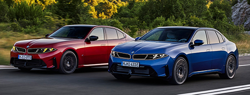 Deux BMW une rouge et une bleue