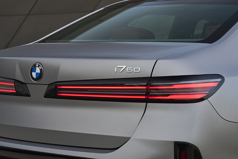 Vue arrière de la nouvelle BMW Série 7 2026 montrant les feux LED ultra-fins, le diffuseur sculpté et le nouveau logo BMW à cadre.
