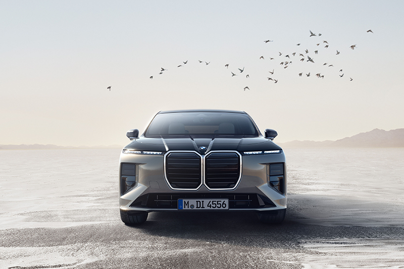Gros plan sur la face avant de la nouvelle BMW Série 7 2026 montrant la calandre illuminée Iconic Glow, le logo mat et les feux ultra-fins Neue Klasse.