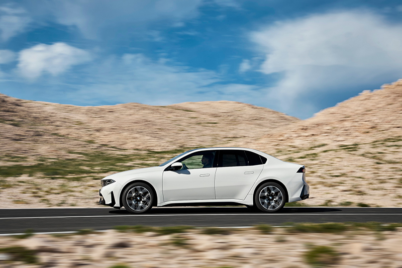 Vue la térale de la BMW 13 50 Xdrive 2026