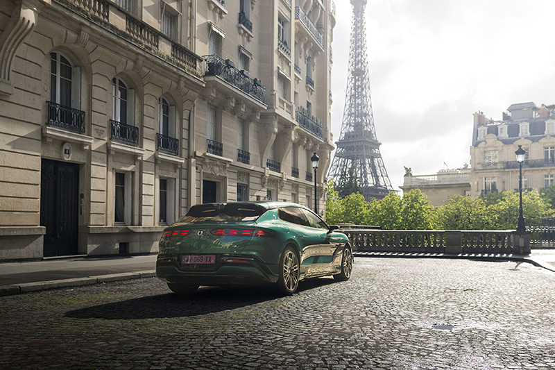 photo de la nouvelle DENZA Z9GT,stationnée sur une esplanade pavée à Paris