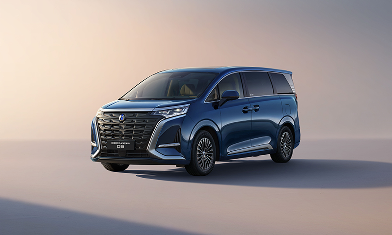 nouveau monospace premium DENZA D9 DM-i, carrosserie gris métallisé avec une large calandre chromée et phares LED