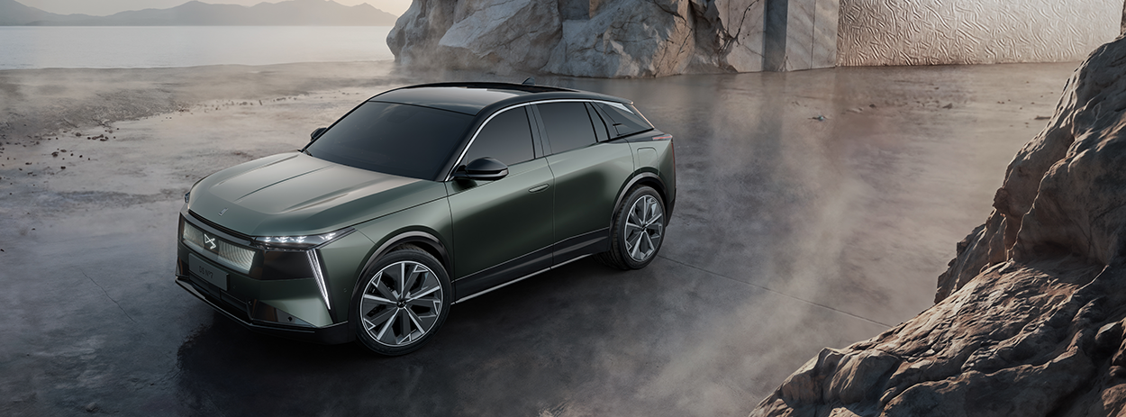 DS N°7 (2026) E-TENSE vert soie : SUV premium aérodynamique avec jantes 21 pouces.