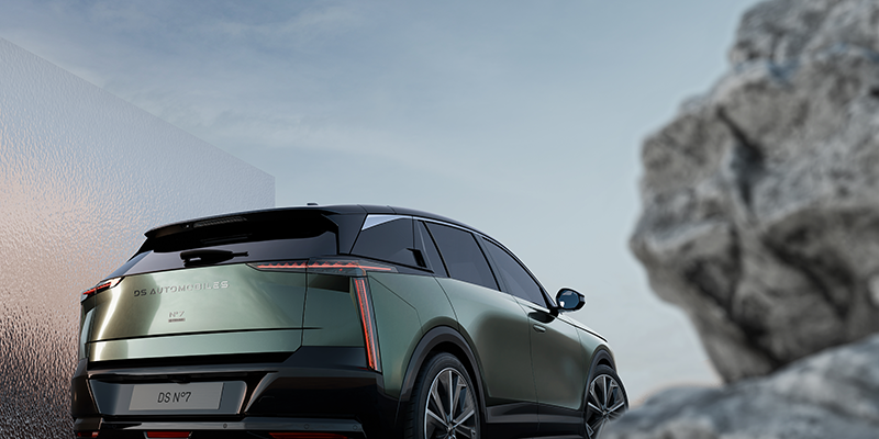 Vue 3/4 arrière DS N°7 (2026) Vert Soie : Ligne de toit fuyante, jantes 21 pouces et aérodynamisme optimisé.