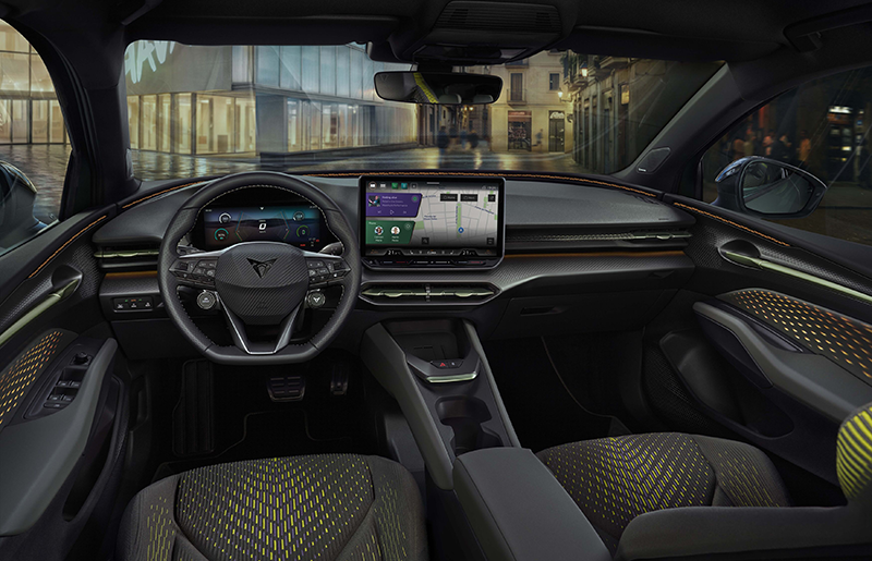 Poste de conduite de la CUPRA Raval avec cockpit numérique 10,25 pouces, grand écran central de 12,9 pouces et volant sport avec boutons satellites Cupra.