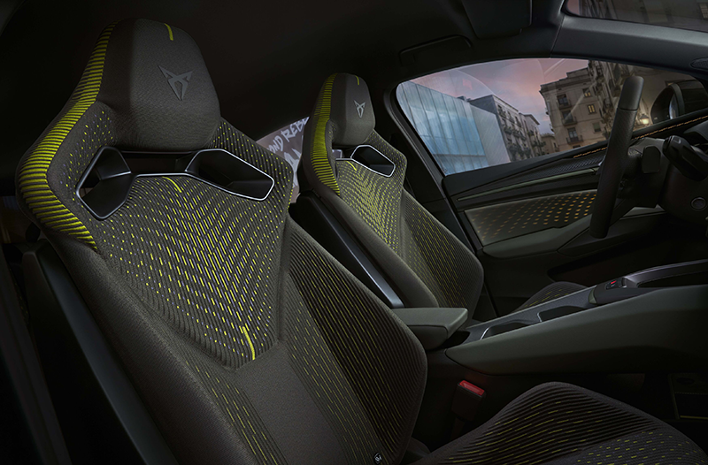 Intérieur CUPRA Raval : sièges baquets sport enveloppants avec surpiqûres cuivrées et logo Cupra intégré,