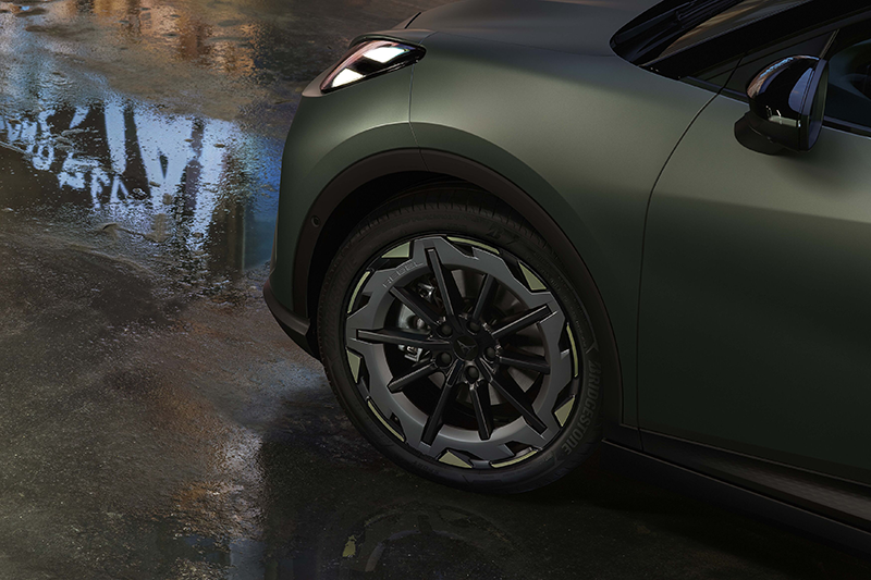 Zoom sur la jante alliage sport de la CUPRA Raval, design aérodynamique avec accents cuivrés et étrier de frein haute performance.