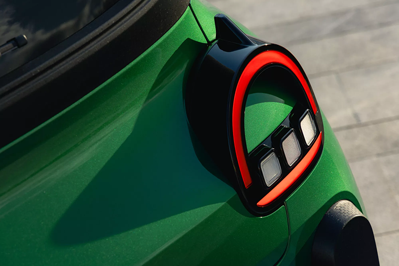 Détail du feu arrière à LED en demi-lune de la Renault Twingo E-Tech electric, signature lumineuse néo-rétro.