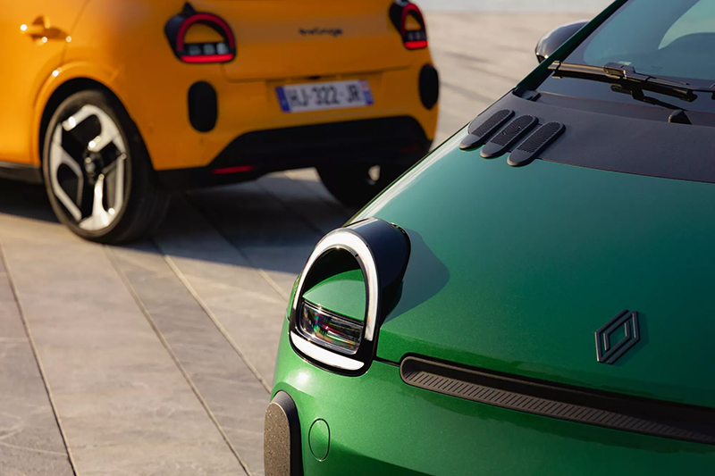 Gros plan sur l'optique LED en demi-lune et le capot plongeant de la Renault Twingo E-Tech electric 2026.