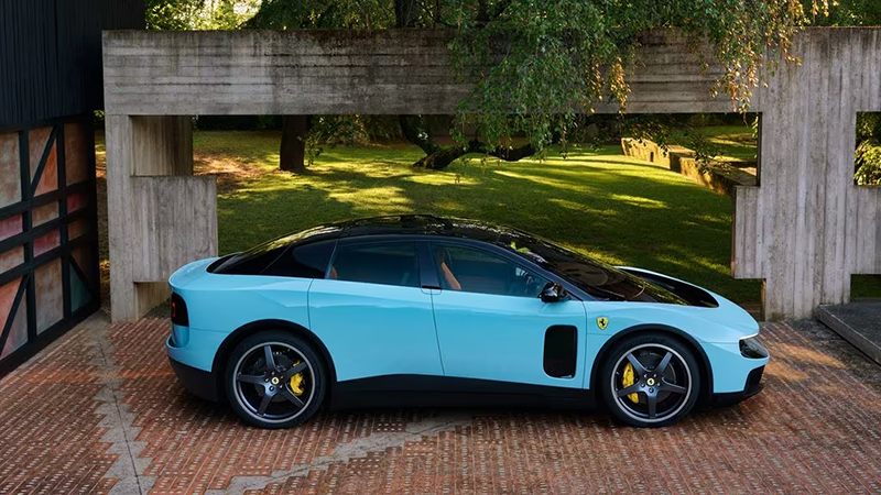 alt="Profil de la Ferrari Luce électrique à 4 portes de couleur bleu ciel et noir, mettant en valeur son design épuré et ses jantes sombres aux étriers jaunes