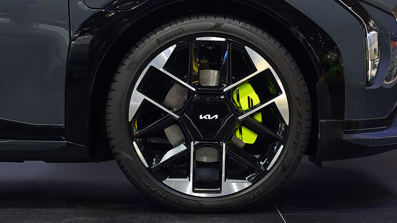Gros plan détaillé sur une jante alliage exclusive de la nouvelle Kia EV4, en finition bicolore noir brillant et aluminium usiné