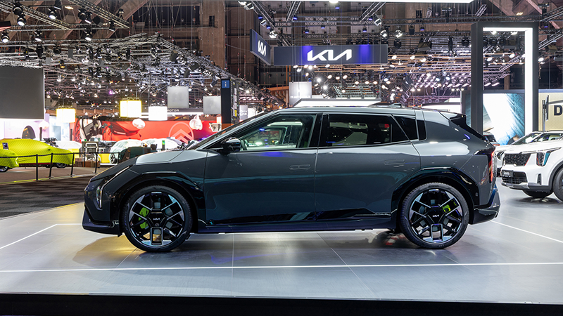 Vue de profil de la Kia EV4 GT, berline électrique haute performance de 292 ch, mettant en valeur sa ligne de toit fuyante, ses jantes de 20 pouces exclusives