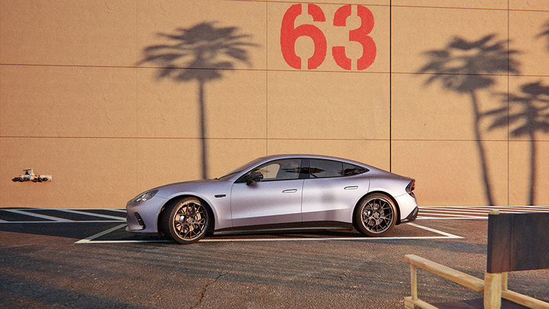 Mercedes AMG GT 53 Coupé  4 portes vu e latérale devant u  mur marqué 63