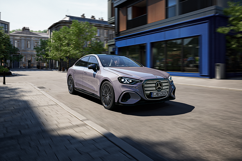 Nouvelle Mercedes Classe C électrique 2026 de couleur gris sélénite en circulation dans le centre-ville
