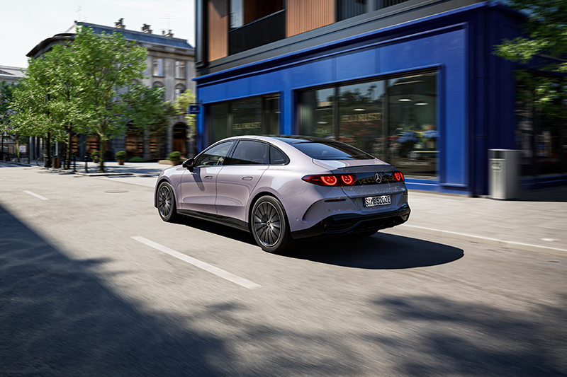 Vue arrière de la Mercedes Classe C électrique montrant les feux ronds en forme d'étoile, la ligne de toit fastback et le diffuseur aérodynamique.