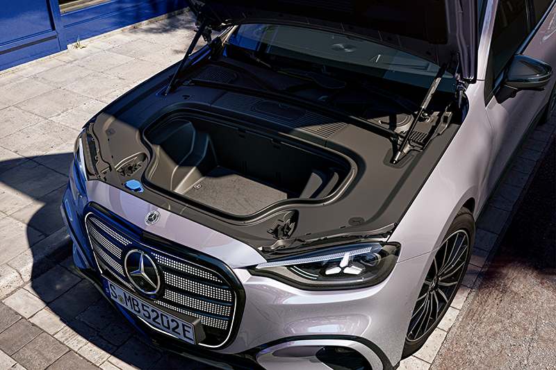 Vue du coffre avant (frunk) de 101 litres de la Mercedes Classe C électrique  contenant les câbles de recharge.