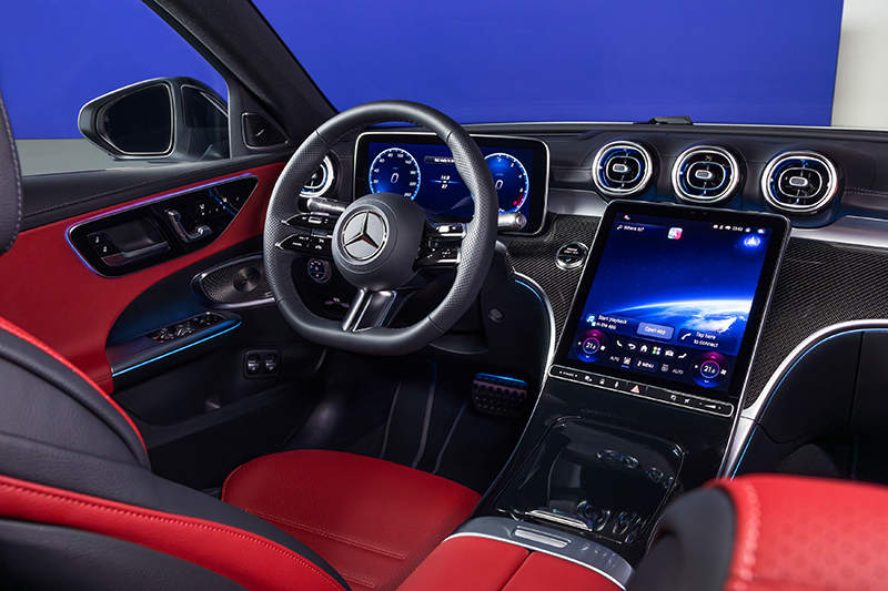 Post de conduite et intérieur en cuir rouge de la nouvelle Mercedes Classe C 2026 avec grand écran central et éclairage d'ambiance à LED.