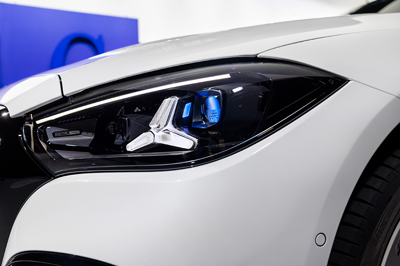 Mercedes Classe C 2026 regard sur l'optique avant