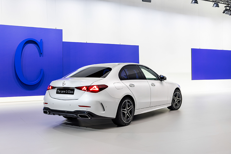 Mercedes Classe C 2026 berlne vue de l'arrière devant un mur bleu et blanc