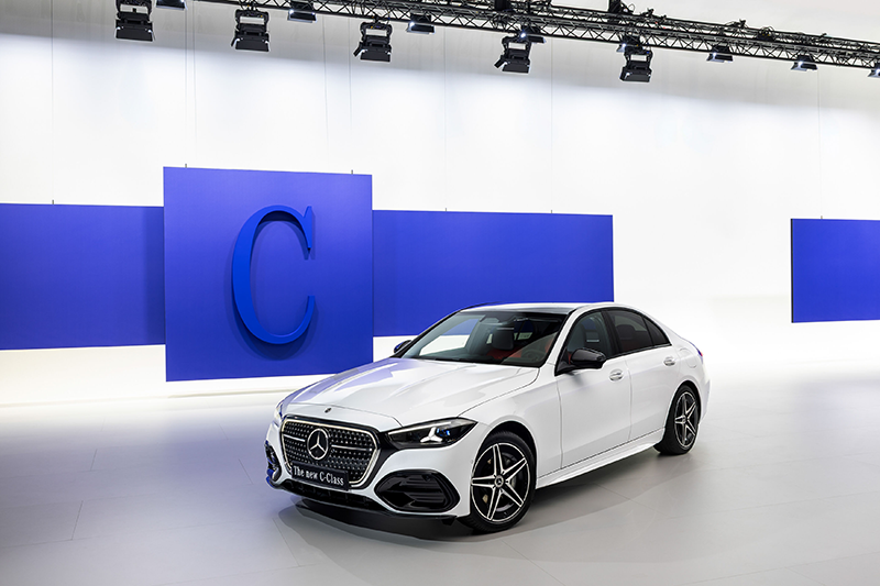 Mercedes Classe C 2026 berline en sy urio devant le logo de la amrque