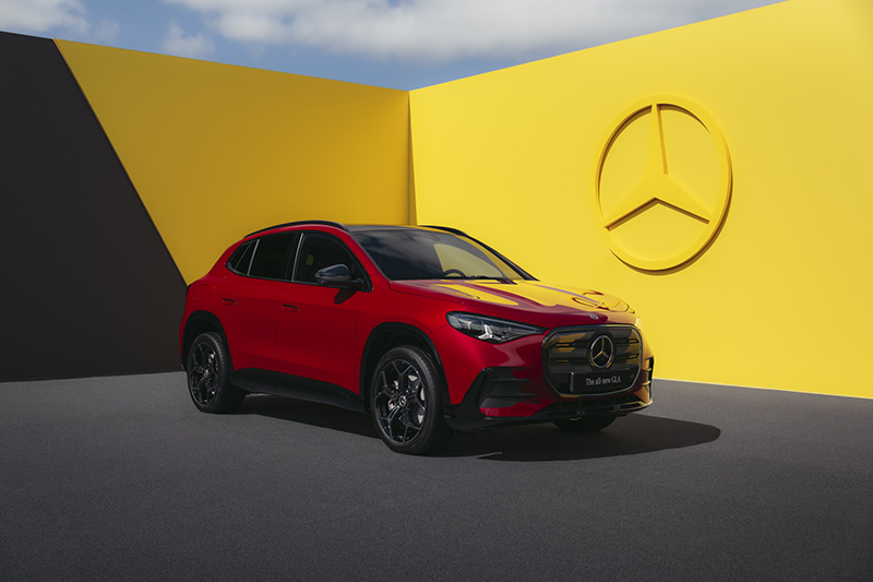 Le nouveau Mercedes GLA (rouge) en exposition devant un mur jaune