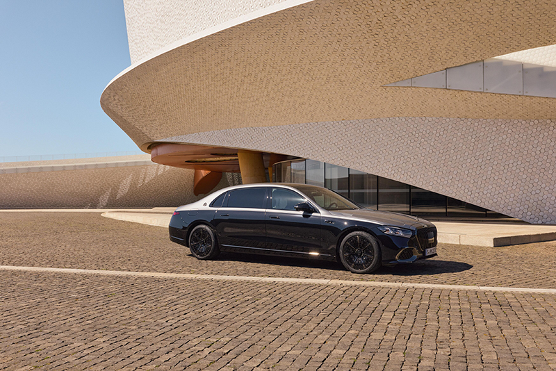 Mercedes-Maybach Classe S Night Series 2026 en peinture bicolore Noir Obsidien et Bleu Marine métallisé avec finitions chrome foncé et jantes noires