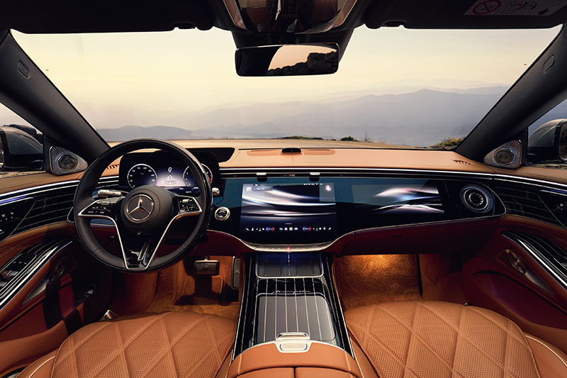 Plan rapproché du Superscreen MBUX de la Mercedes-Maybach Classe S 2026 avec interface numérique or rose et cadrans en 3D