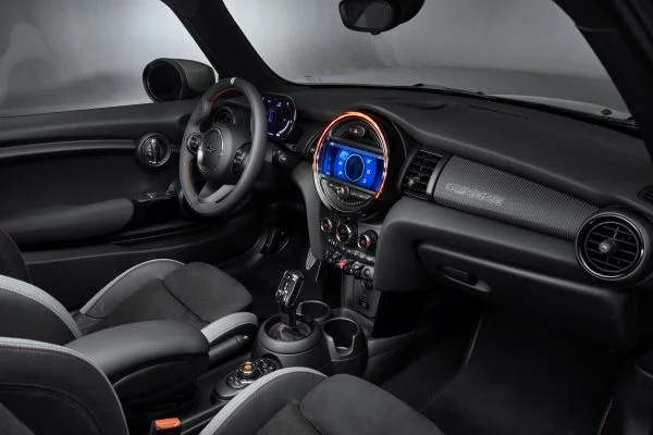 P90376685 lowRes mini john cooper wor