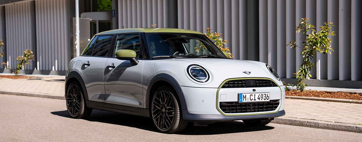 Mini Cooper 5 portes devant une palissad