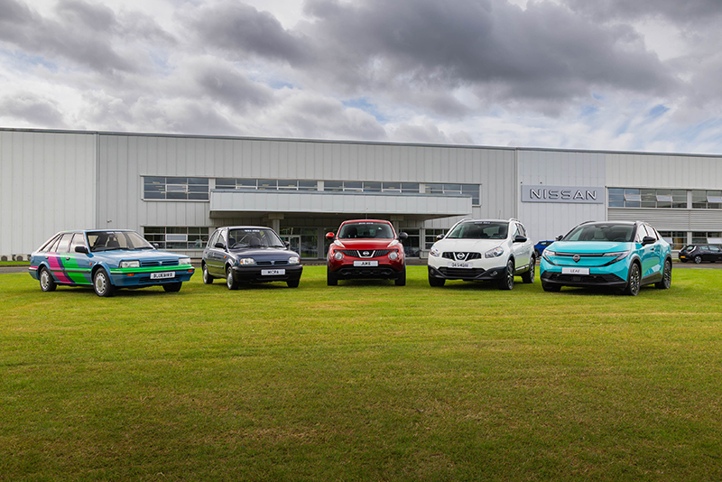 Plusieurs modèles Nissan exposées devant un garage