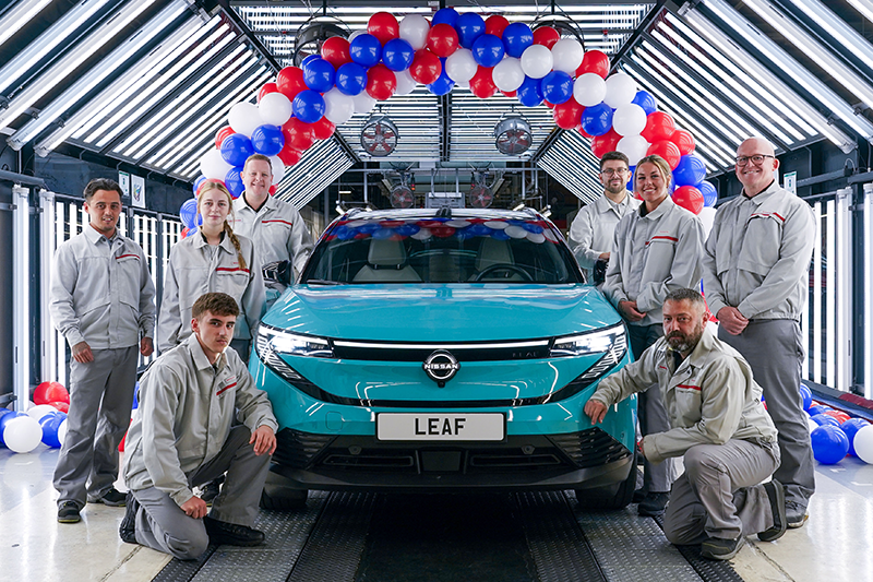 Anniversaire de la leaf exposée avec les ouvriers