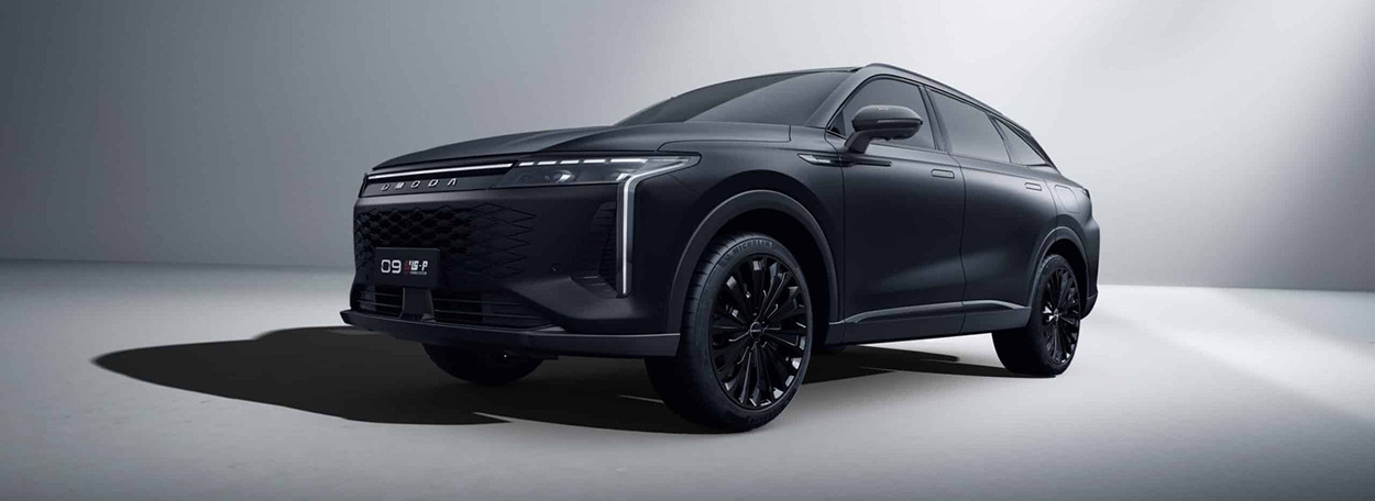 Photo de l'OMODA 9 Hybride Rechargeable dans sa nouvelle teinte Noir Mat exclusive. Le SUV est présenté de trois quarts avant