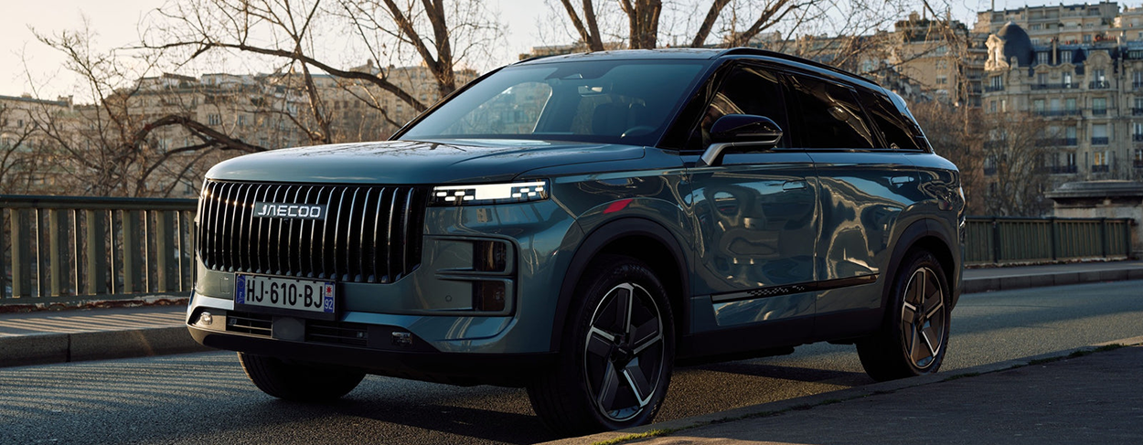 JAECOO 7 PHEV 2026 gris Olive bi-ton en vue avant 3/4, SUV hybride rechargeable 279 ch – lancement France