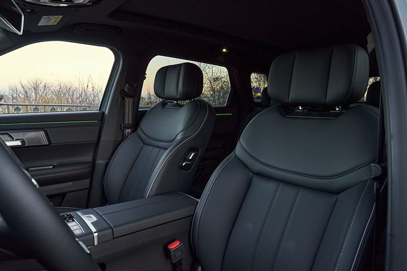 Vue détaillée des sièges avant du JAECOO 7 PHEV avec sellerie noir, réglages électriques et finition haut de gamme