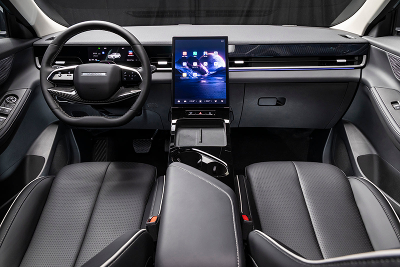 Vue panoramique de l'habitacle du JAECOO 5 Hybride 2026 : tableau de bord avec instrumentation HD 8,9 pouces,