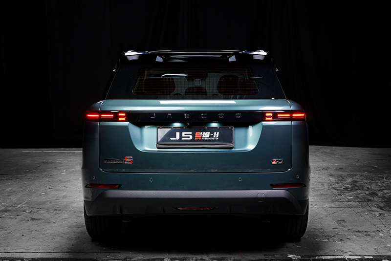 Vue arrière du JAECOO 5 Hybride 2026 montrant le bandeau lumineux LED intégral