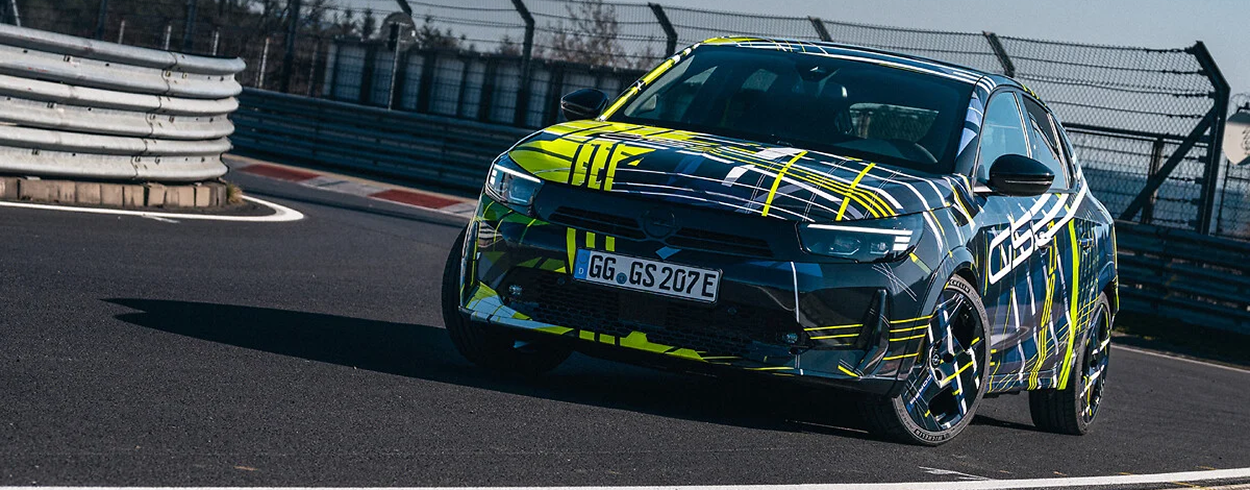 Prototype de la nouvelle Opel Corsa GSE en tenue de camouflage graphique sur circuit, hommage à la Corsa GSi.