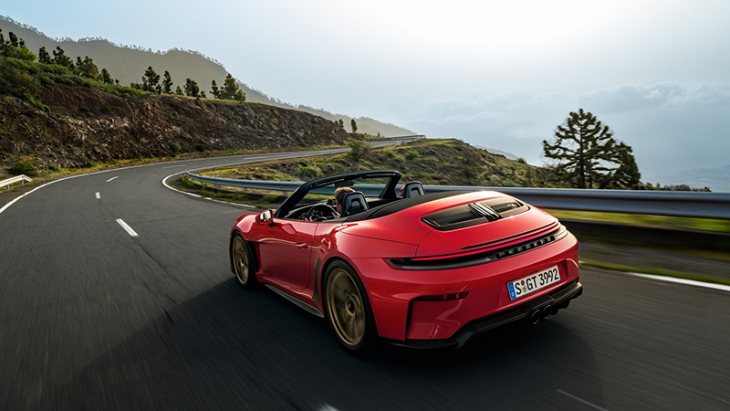 Vue arrière de la Porsche 911 GT3 S/C sur route, capote ouverte, montrant le diffuseur sport, la double sortie d'échappement centrale et le logo GT3 S/C sur la grille moteur.