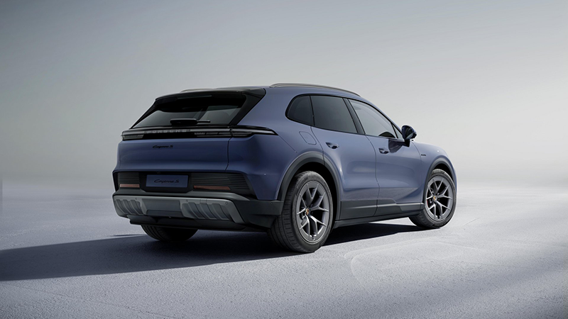 Vue 3/4 arrière du nouveau Porsche Cayenne S Electric 2026 en Gris Volcano métallisé avec jantes Aero2 copie