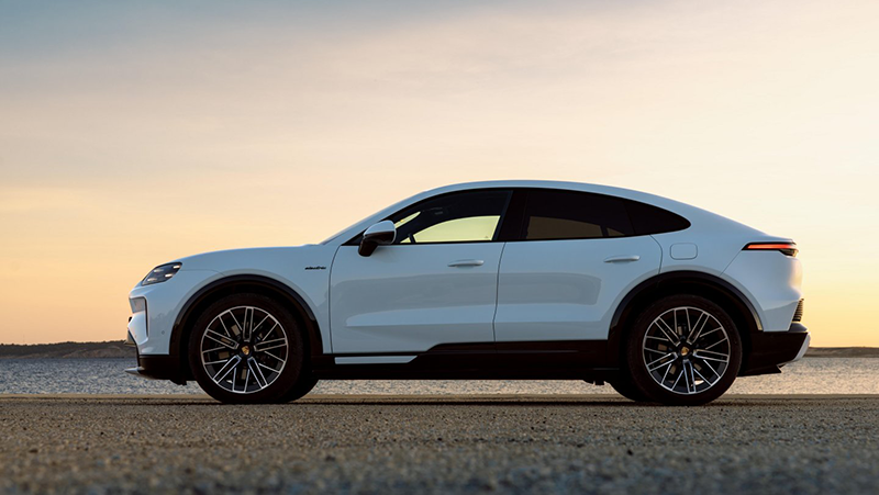 Profil complet du Porsche Cayenne Coupé Electric mettant en évidence la Flyline inclinée, le spoiler adaptatif et la garde au sol abaissée.